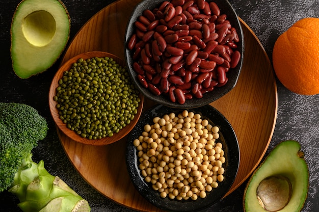 Foto gratuita legumbres y frutas en un piso de cemento negro.