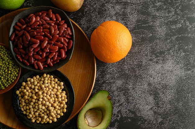 Legumbres y frutas en pisos de cemento negro.