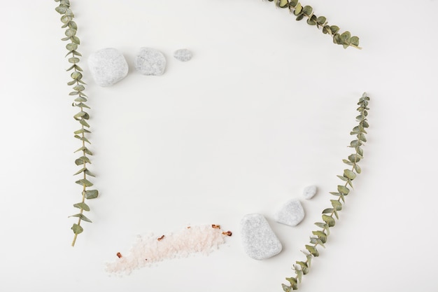 Foto gratuita leña menuda; piedras de sal y spa aisladas sobre fondo blanco