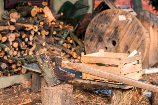 Leñador fuerte cortando la madera, las virutas se separan. Hacha, hacha, hacha. Divide un tronco con un hacha. Abedul de leña en el fondo. Papel pintado de madera