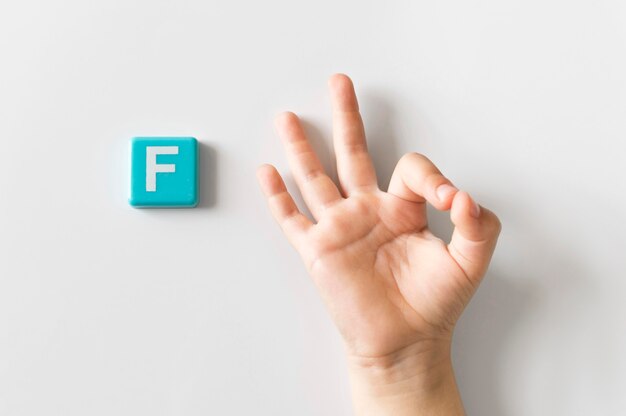 Lenguaje de señas mano mostrando la letra f