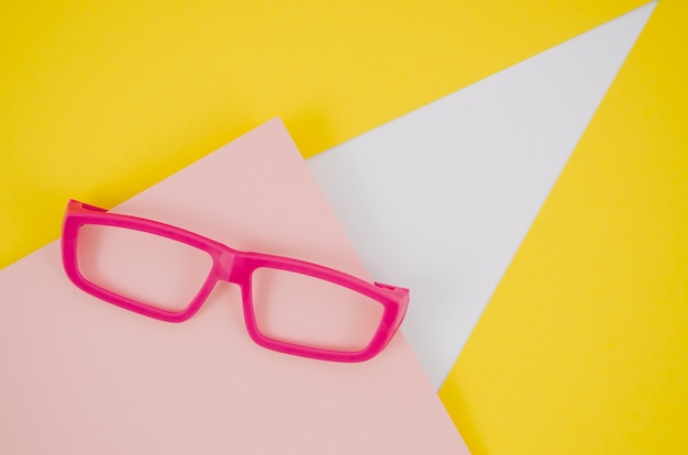 Foto gratuita lentes de color rosa para niños en colores de fondo