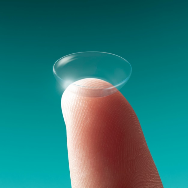 Foto gratuita lentes de contacto inteligentes en la punta del dedo nueva tecnología
