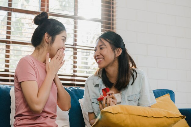 Lesbianas asiáticas lgbtq mujeres pareja proponen en casa