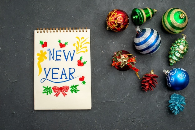 Foto gratuita letras de año nuevo en cuaderno con decoración navideña