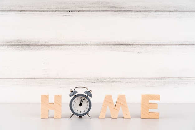 Letras caseras con letras de madera y reloj