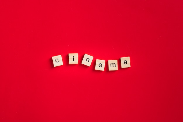 Letras de cine plano laico sobre fondo rojo