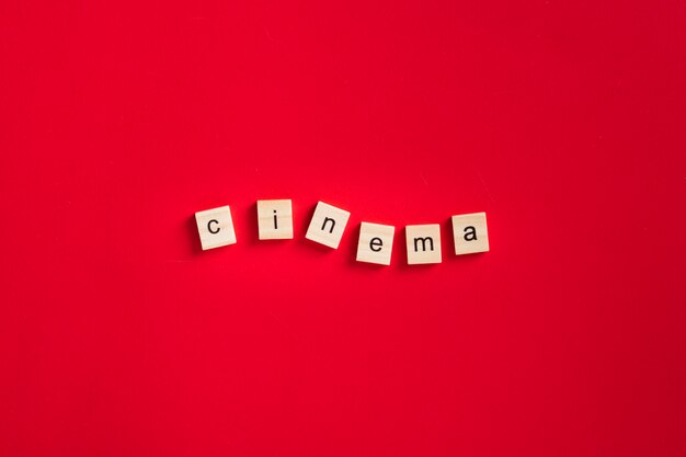 Letras de cine plano laico sobre fondo rojo