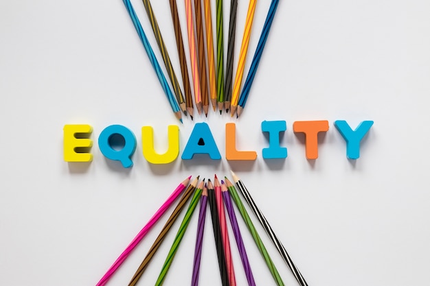 Letras coloridas de la igualdad con lápices
