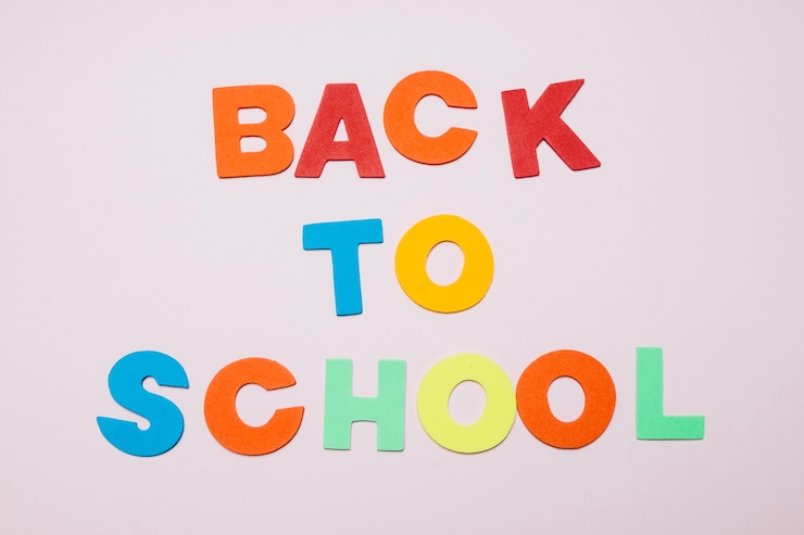 Foto gratuito letras coloridas que dicen de nuevo a escuela