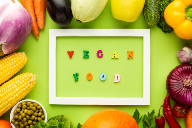 Letras de comida vegana en marco blanco