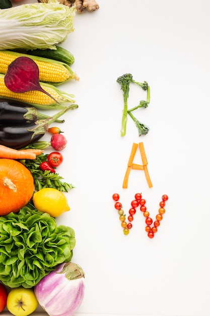 Foto gratuita letras crudas hechas de verduras