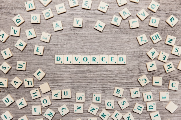 Foto gratuita letras formando la palabra divorced