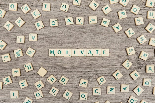 Foto gratuita letras formando la palabra motivate