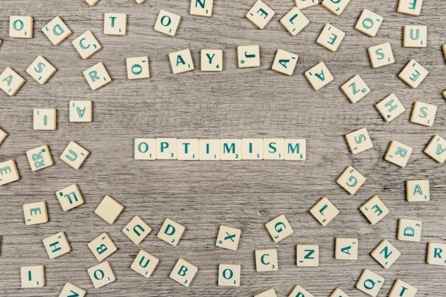 Letras formando la palabra optimism