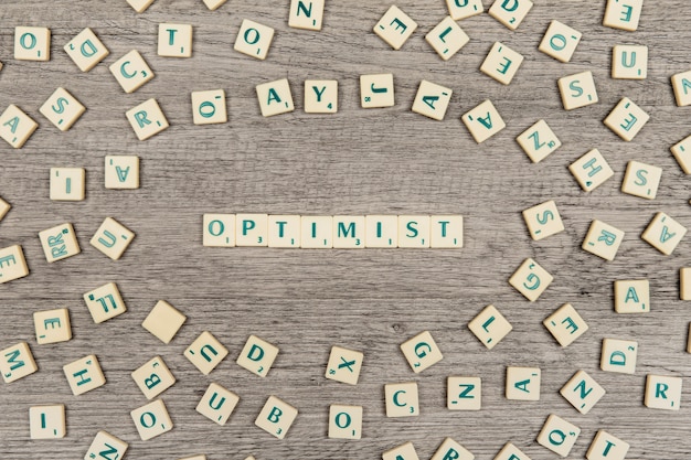 Foto gratuita letras formando la palabra optimist