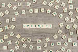 Foto gratuita letras formando la palabra optimist