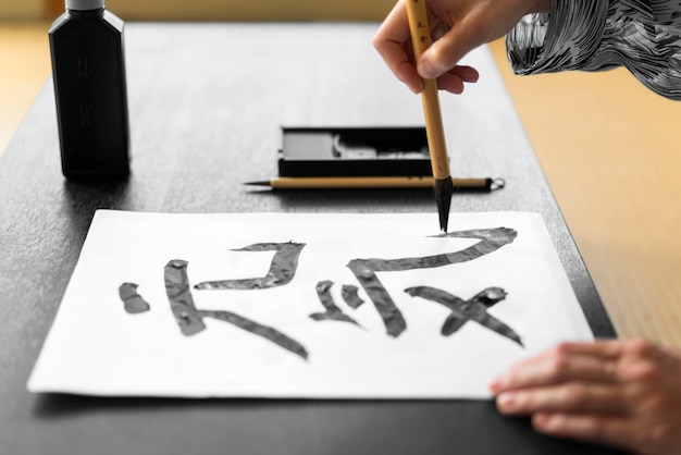 Letras japonesas con primer plano de pintura