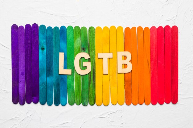 Letras LGBT en el fondo de palos de madera de colores