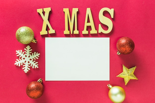 Foto gratuita letras de navidad de madera en la mesa