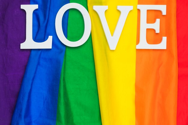 Letras de palabras de amor en la bandera del arco iris