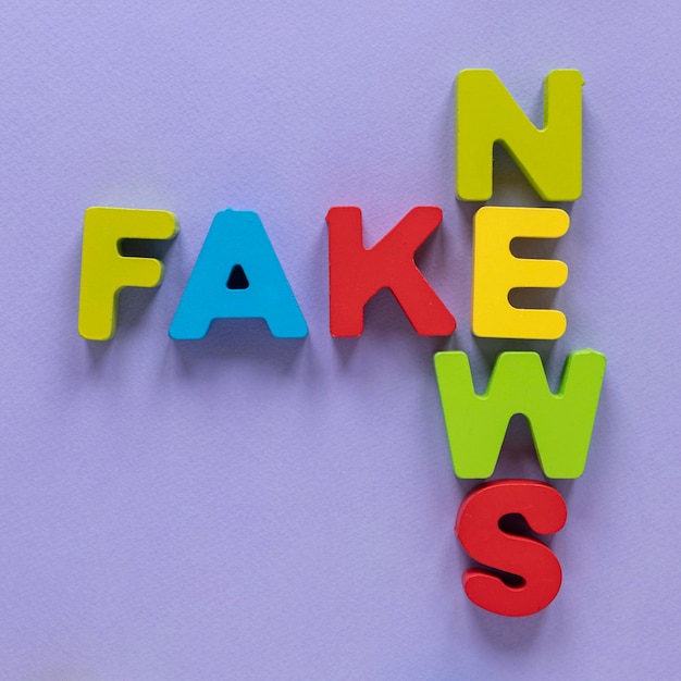 Letras que forman mensaje de noticias falsas