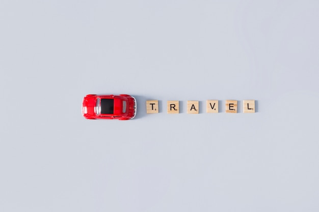 Letras que ponen travel y coche de juguete