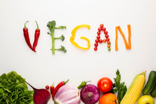 Foto gratuita letras veganas hechas de vegetales