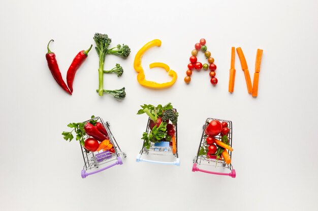 Letras veganas con pequeños carritos de compras