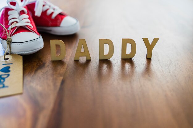 Letras y zapatos rojos para el día del padre