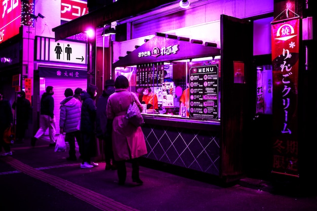 Foto gratuita letrero de baño con luz de neón en la noche