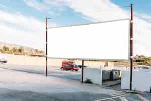 Foto gratuita letrero blanco vacío en estacionamiento de hormigón