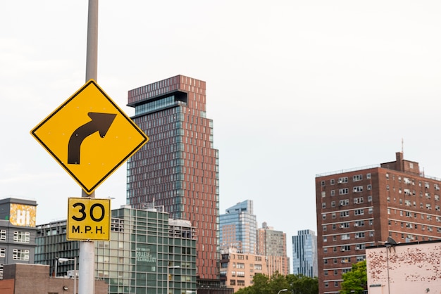 Foto gratuita letreros de calles y edificios de tiro largo