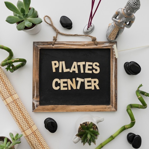 Foto gratuita lettering de centro de pilates en pizarra