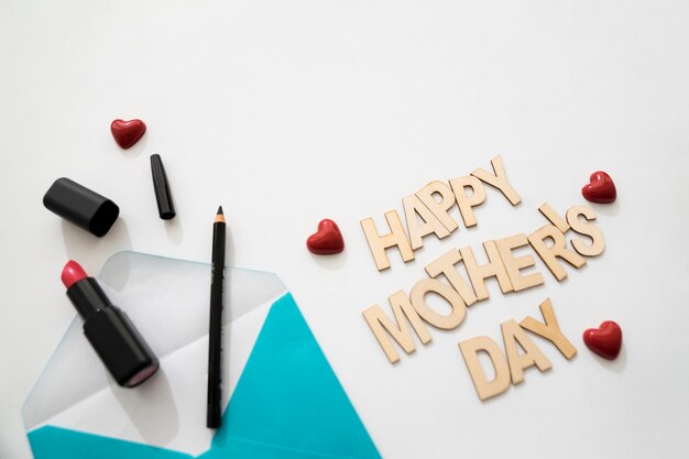 Lettering de feliz día de la madre con sobre y lápiz de ojos