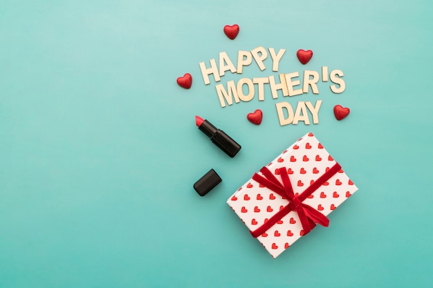 Lettering "happy mother's day", pintalabios y caja de regalos