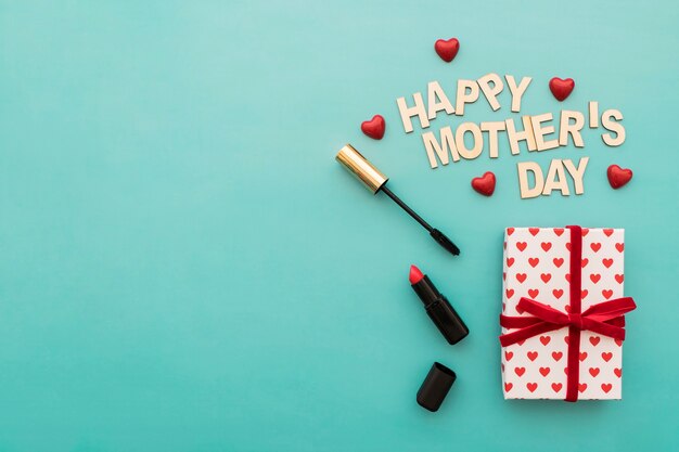 Lettering "happy mother's day" con pintalabios y mascara