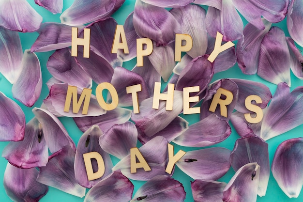 Lettering "happy mother's day" sobre pétalos de rosa