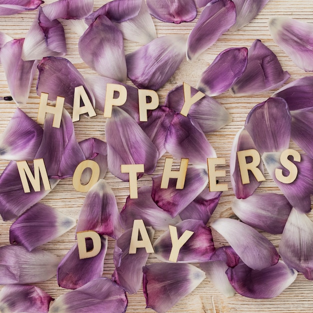 Lettering "happy mother's day" sobre pétalos