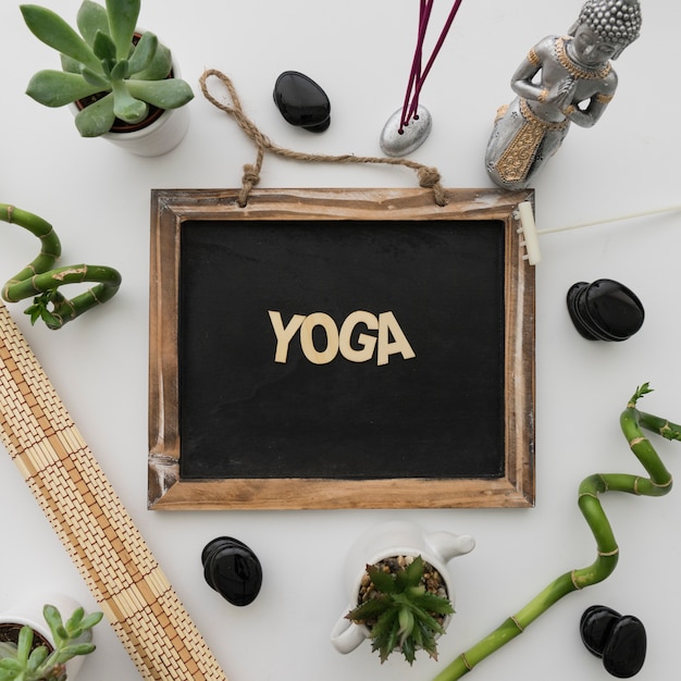 Foto gratuita lettering de yoga en pizarra