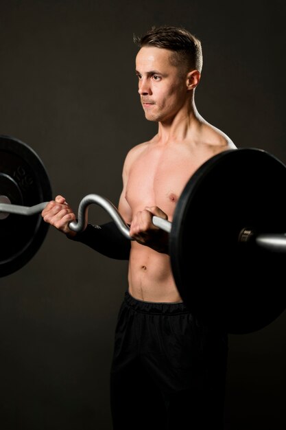 Levantamiento de pesas masculino retrato en el gimnasio