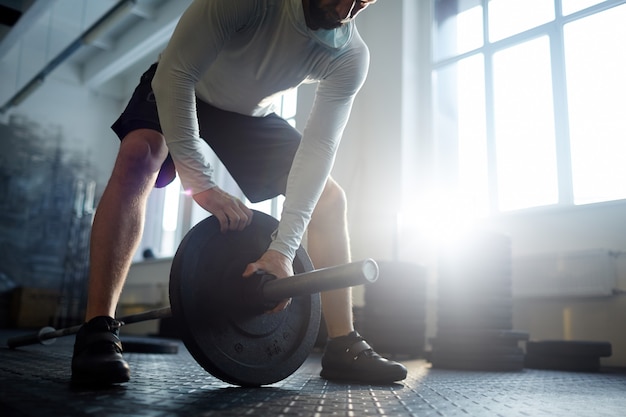 Levantamiento de pesas pesado en el gimnasio