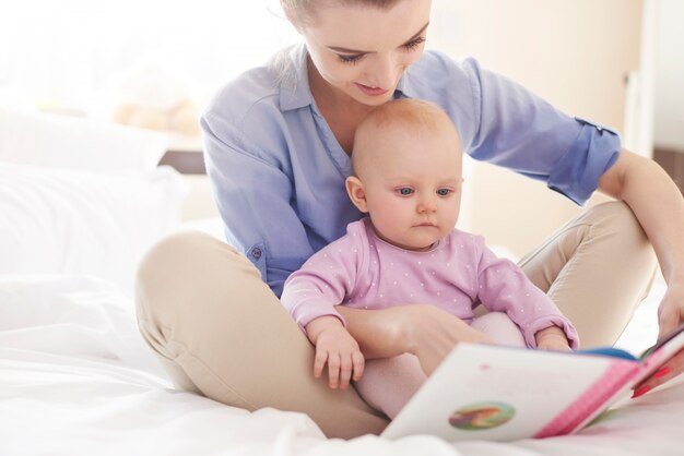 Leyendo una historia interesante con mi mamá