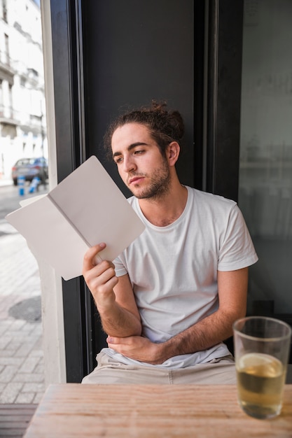 Foto gratuita leyendo