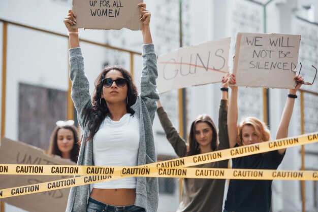 Libertad de expresión. Grupo de mujeres feministas al aire libre protesta por sus derechos