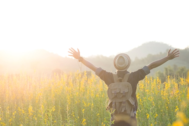 Foto gratuita libertad y relajación viajes al aire libre disfrutando de la naturaleza