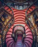 Foto gratuita librería lello con una escalera de madera en el centro histórico de oporto, portugal