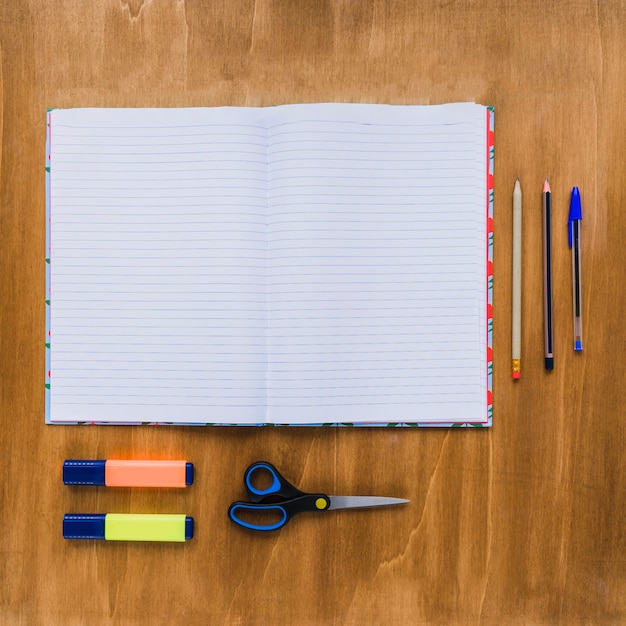 Libreta abierta sobre escritorio ordenado