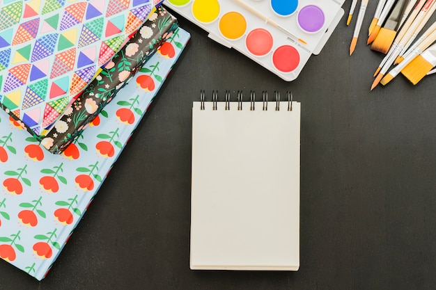 Libreta, acuarelas y carpetas