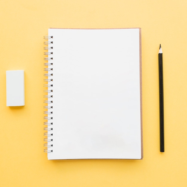 Foto gratuita libreta blanca para concepto de colegio